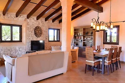 Villa in Buger mit Pool und Spielplatz