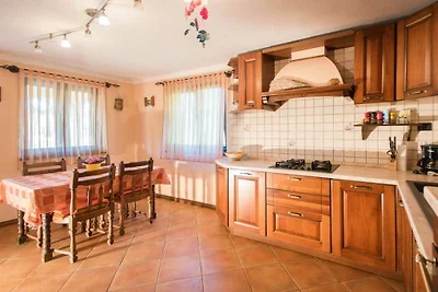 Villa a Raša con piscina