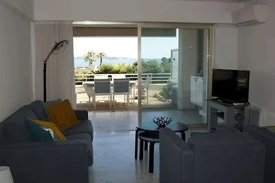 Meerblick in Golfe-Juan in der Nähe des Stran...