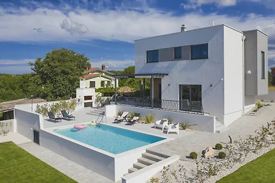 Moderne Villa mit privatem Pool und Terrasse