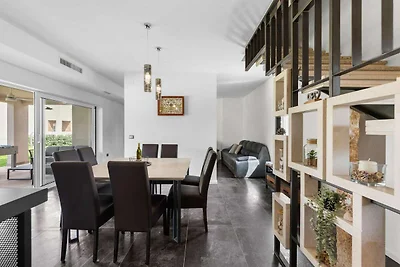 Luxusvilla mit Swimmingpool und Sauna