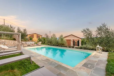 Villa in Lucca mit Weingut und Aussicht