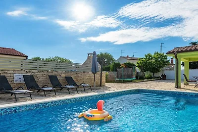 Ferienhaus in Bale mit Schwimmbecken
