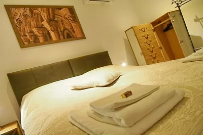 Studio Apartment (Elegant)