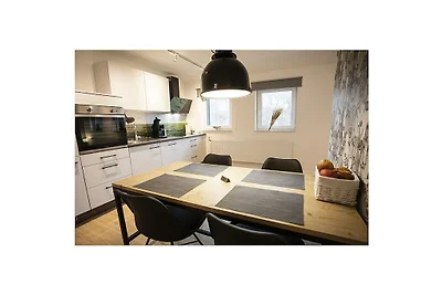 Q-Stall, Apartment 05