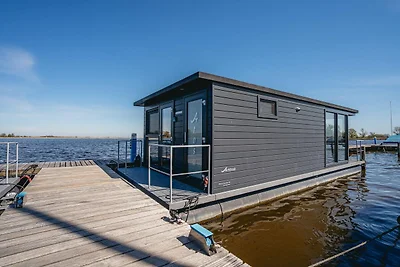 Fuga di lusso in una casa galleggiante