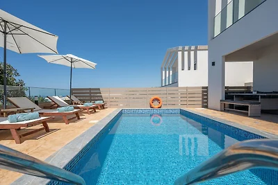 Geräumige Villa am Wasser in Gerani