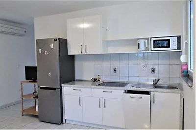Hübsche Wohnung in Mandre mit Grill