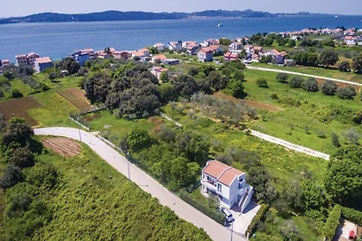 Geräumiges Ferienhaus in Bibinje mit Garten