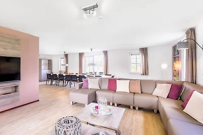 Villa ristrutturata con sauna, vicino a una r...