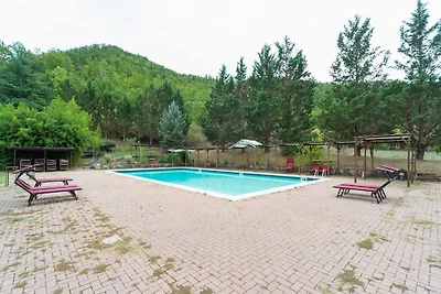 Attraente casa vacanze a Ficulle con sauna
