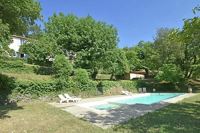 Ampia casa vacanze con piscina a Le Var