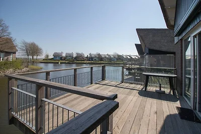 Luxuriöse Wellness-Villa am Wasser