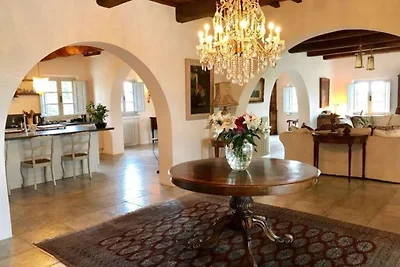 Invitante villa con giardino privato...
