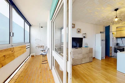 Der blaue Delphin mit Blick auf das Meer