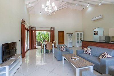 Moderne Villa nahe dem Strand von Mambo mit p...