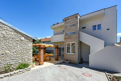 Villa mit Meerblick in Strandnähe in...