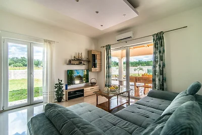 Große Villa mit Swimmingpool und umzäuntem...