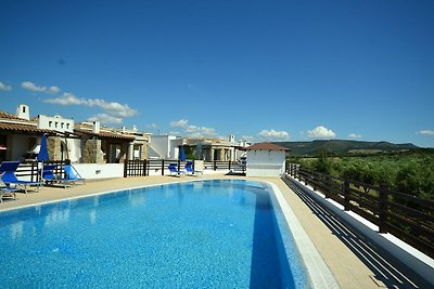 Villa con piscina panoramica a 2 km da...