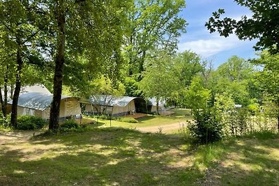 Bella tenda in un campeggio a misura di...