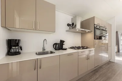 Moderne Lodge mit Klimaanlage im grünen...