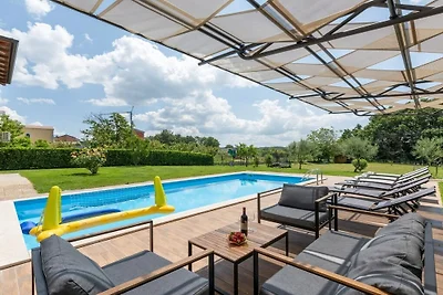 Villa in Tinjan mit Schwimmbecken