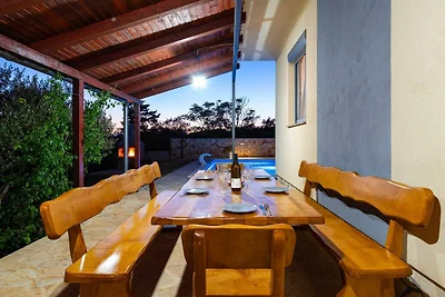 Villa mit Pool im ruhigen Tinj