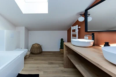 Een houten huis met bioklimaat op het...