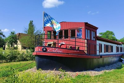 Filmschip "Pea" buitengewone woonboot aan...