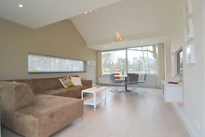 Bungalow mit Blick auf einen schönen Teich