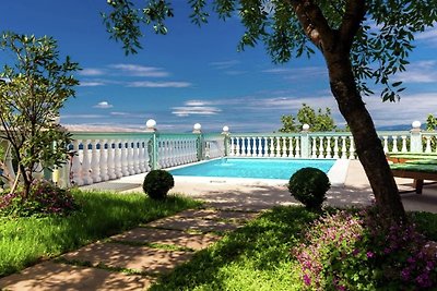 Schöne Wohnung mit Balkon und Swimmingpool