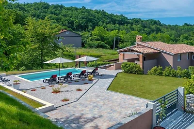 Vakantiehuis in Pićan met zwembad