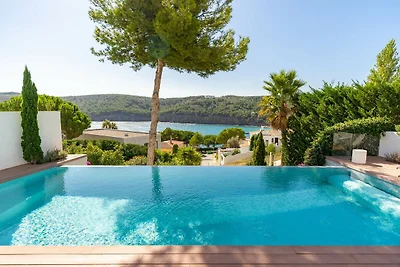 Villa am Wasser mit Panoramablick