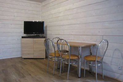 Ferienhaus aus Holz in der Nähe des Sees