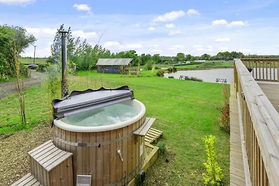 Charming lakeside chalet in Hertford, No...
