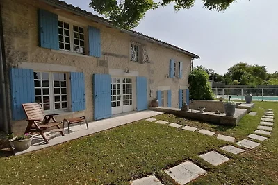 Geräumiges Ferienhaus mit Pool in Lusignac
