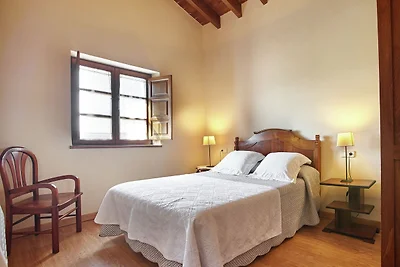 Spazioso palazzo a Nava con piscina