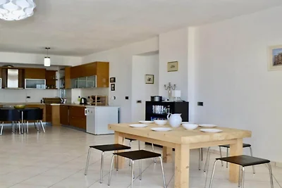 Gerהumiges Apartment mit Meerblick in Saranda