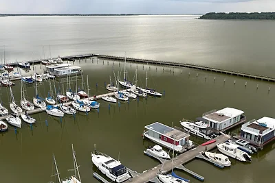 Casa galleggiante nel porto della città di...