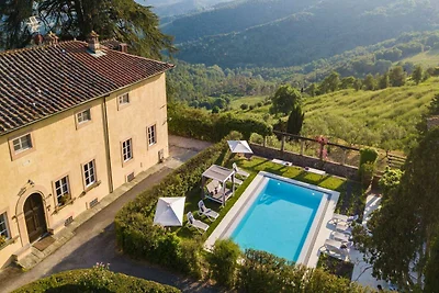 Malerische Villa in Lucca mit Pool