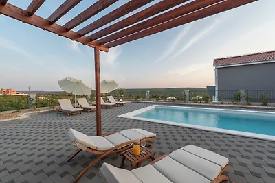Moderne Villa mit privatem Pool und Terrasse