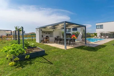 Villa in Novigrad mit Schwimmbecken