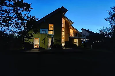 Holzhaus mit großem Garten
