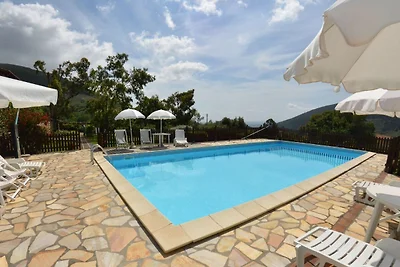 Bellissima villa in pietra sulle colline