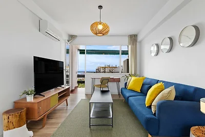 Soggiorno elegante con vista piscina e mare