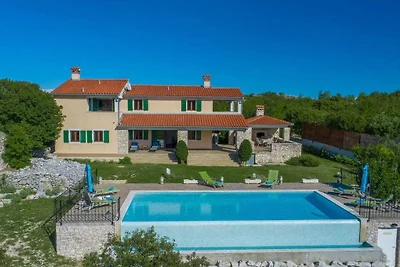 Villa en Koromacno con piscina