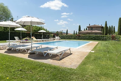 Üppige Wohnung in Lucignano mit Pool