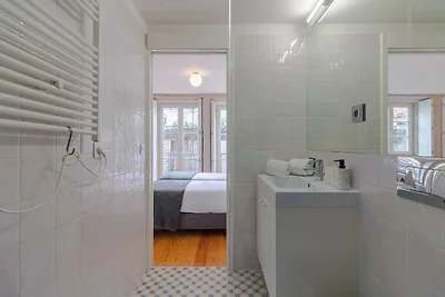 Monolocale moderno a Porto con balcone
