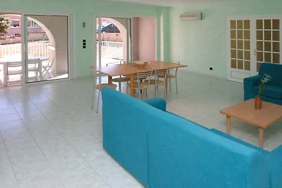 Die Wohnung ist geräumig, 100m vom Strand,...
