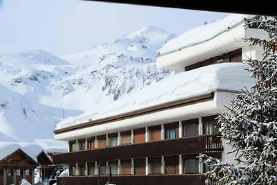 Traditionelles Chalet mit Holzdekor, sehr war...